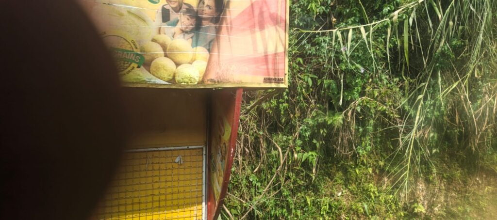 டிக்கோயா கிளங்கன் ஆதார வைத்தியசாலைக்கு முன் முறையான பேருந்து தரிப்பிடம் தேவை – மக்கள் அவதி!