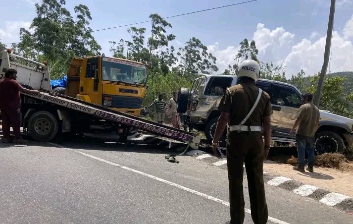 நுவரெலியா – பதுளை பிரதான வீதியில் மூன்று வாகனங்களை மோதிய கனரக வாகனம் – போக்குவரத்து பாதிப்பு