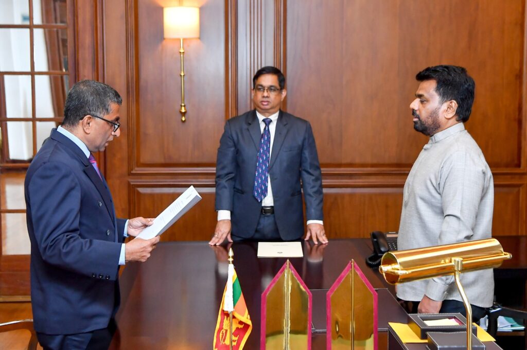 மத்திய மாகாணத்தின் புதிய ஆளுநராக ஹர்ஷ சுபங்க பெர்னாண்டோ பதவிப் பிரமாணம்