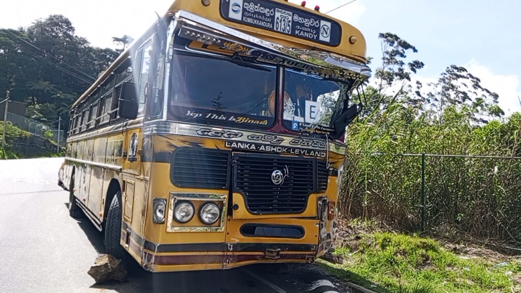 நுவரெலியாவில் சுற்றுலா பேருந்து விபத்து – ஒருவர் உயிரிழப்பு