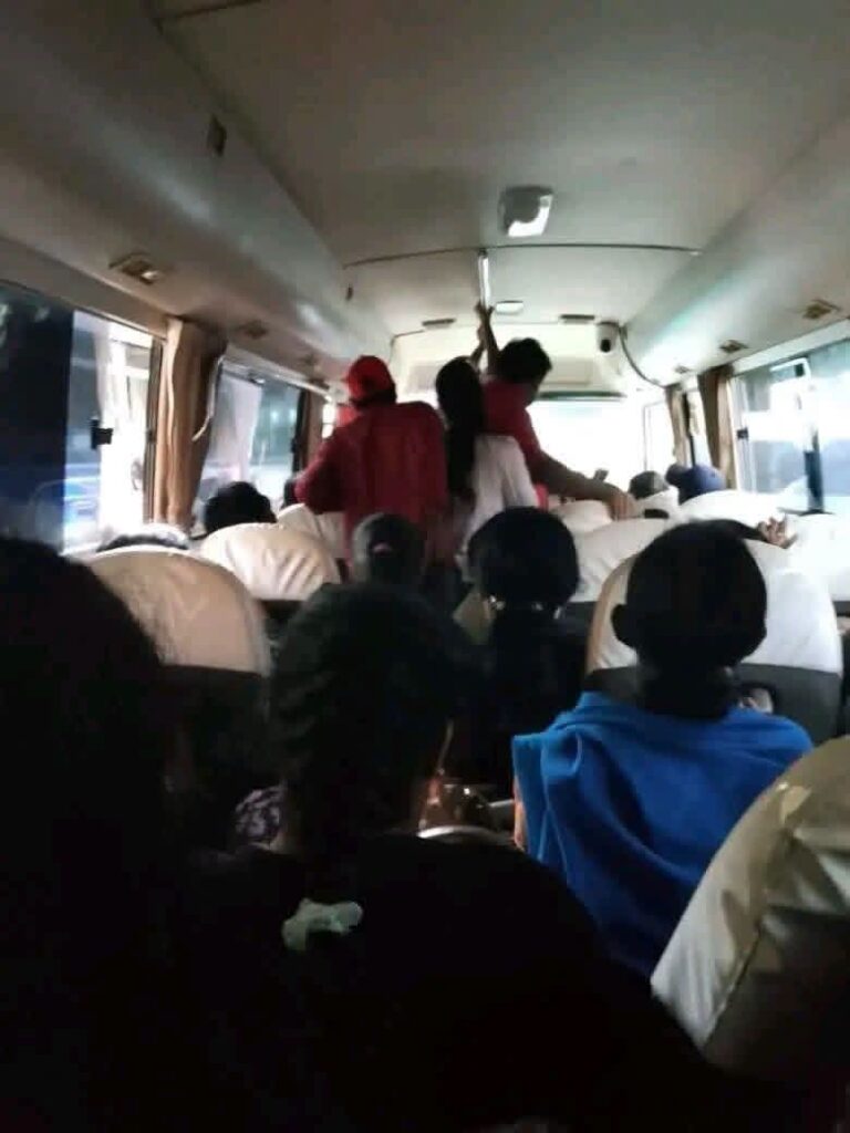 நுவரெலியா ஹட்டன் AC சொகுசு பேருந்தில் பயணிகளுக்கு ஏற்பட்ட அவலம் நிலை.