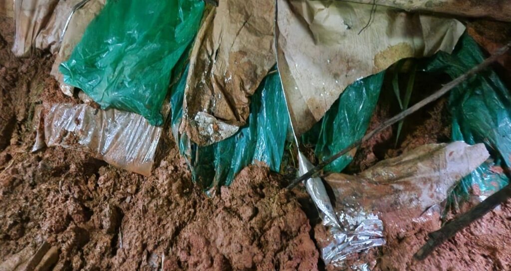 ஹட்டன்-குடியிருப்பு மனை ஒன்றின் மீது மண்மேடு சரிந்து விழுந்ததில் நால்வர் காணாமல்போயுள்ளனர்.