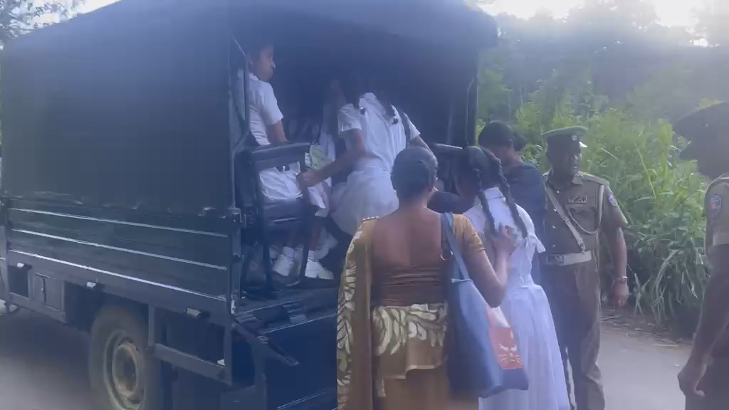கொத்மலை – கம்பளை பிரதான வீதியின் நிலச்சரிவுகள் காரணமாக பொலிஸ் வாகனத்தில் செல்லும் பாடசாலை மாணவர்கள்.