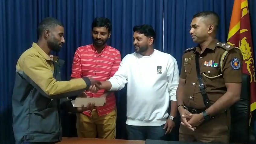பொகவந்தலாவை வீதியில் கண்டெடுத்த ஒரு பவுன் கைச்சங்கிலியை உரிமையாளரிடம் ஒப்படைத்த நல்லுள்ளங்கள்.