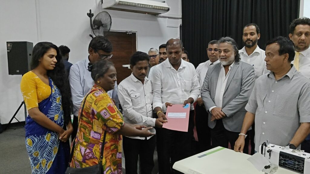 கொழும்பில் வறுமைக்கோட்டிற்குக் கீழுள்ள குடும்பங்களுக்கு ‘பிரஜா சக்தி’ வேலைத்திட்டத்தின் கீழ் தையல் இயந்திரங்கள் வழங்கிவைப்பு*
